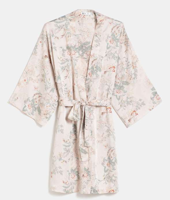 Kimono de satén con estampado de flores: lo he visto por 3,99 € y ya entiendo el runrún